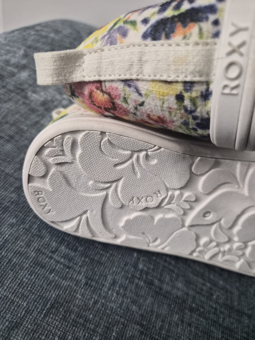 Roxy White and Gray Floral Shoe Sleeve - Picture 9 of 13